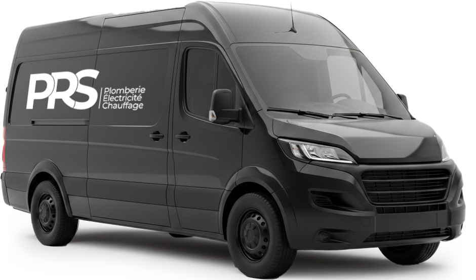 Plan de travail de cuisine avec évier rond en inox, robinet mural chromé, crédence en carreaux blancs et meubles en bois clair, éclairé par une fenêtre avec stores.